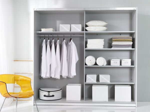 Černá šatní skříň s posuvnými dveřmi a zrcadly na boku BETA