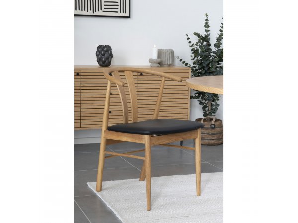 Jídelní židle Artenara, dubové dřevo, černý PU sedák, 77×60×54 cm – House Nordic