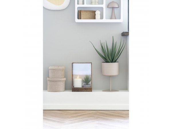 Květináč na podstavci Trofa, kovový, pískový, Ø21,5×36 cm – House Nordic