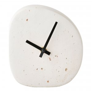 Stolní hodiny Linz, organický tvar, cement, bílá, tichý chod, 14×15 cm – House Nordic
