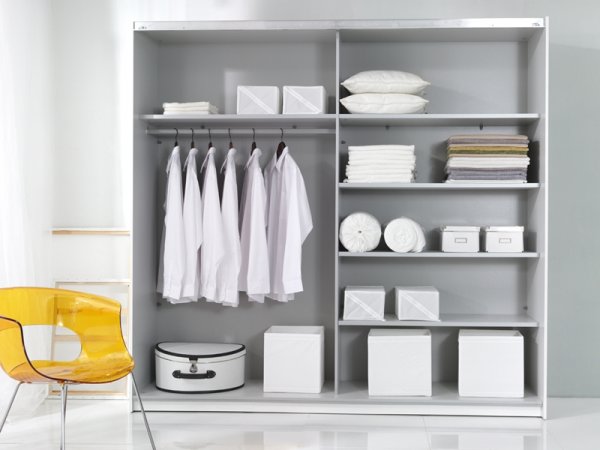 Skříň s posuvnými dveřmi se zrcadlem BETA dub San Remo/bílá