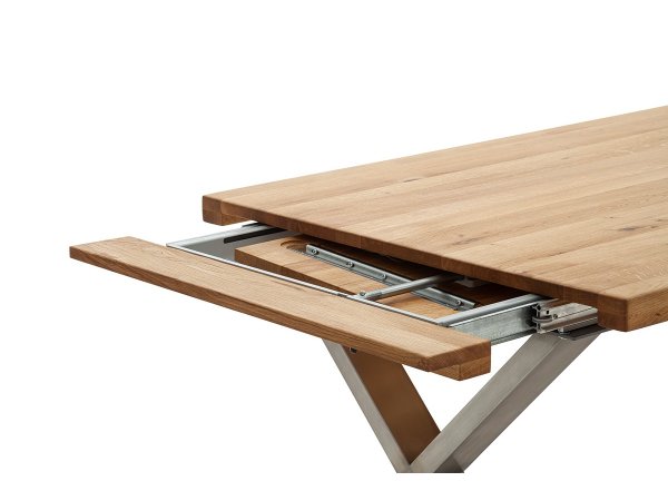 Rozkládací jídelní stůl z masivu BROOKLYN dub divoký/leštěná ocel