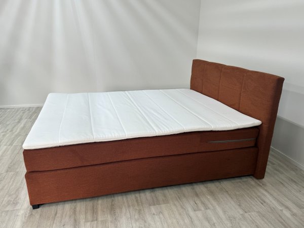 Čalouněná postel BEAST 160x200 včetně topperu, látka Campsbay Cognac