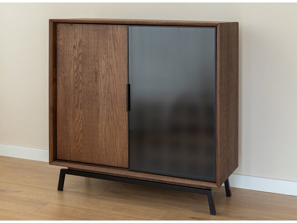 Dubová komoda LOFT s barem a proskleným čelem, tabák