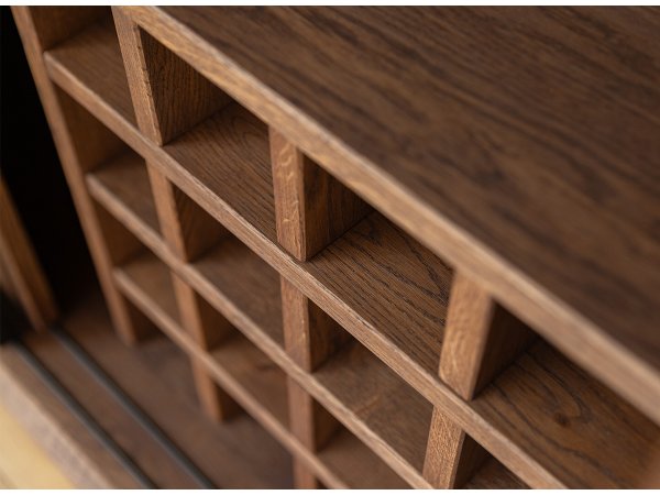 Dubová komoda LOFT s barem a proskleným čelem, tabák