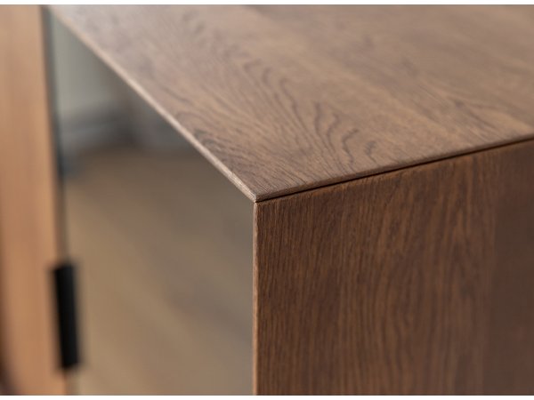 Dubová komoda LOFT s barem a proskleným čelem, tabák