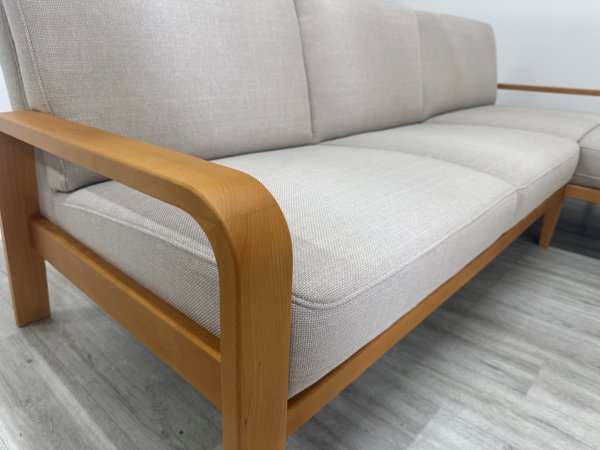 VÝPRODEJ: Rohová sedací souprava s dřevěnými područkami KOLDING