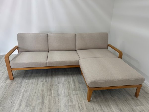 VÝPRODEJ: Rohová sedací souprava s dřevěnými područkami KOLDING