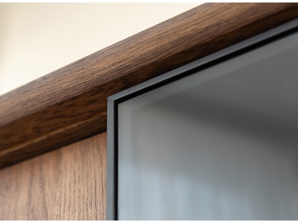 Dubová komoda LOFT s barem a proskleným čelem, tabák