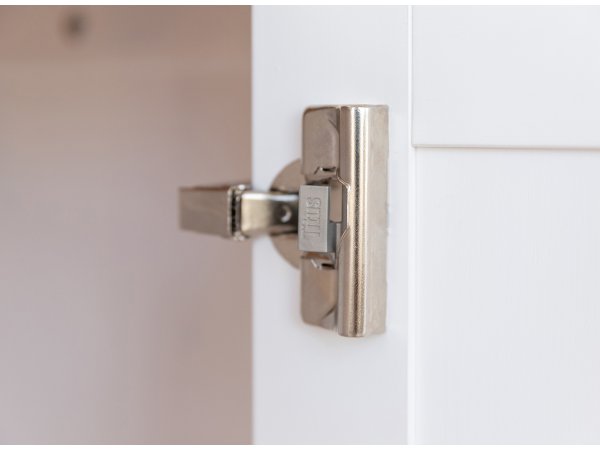 Komoda do obývacího pokoje (typ 06) RONE borovice masiv bílá/tabák