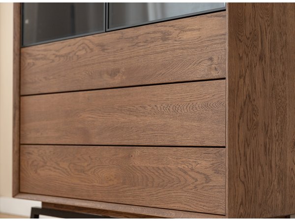 Dubová vitrína LOFT s proskleným čelem, tabák