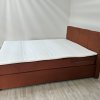 Čalouněná postel BEAST 160x200 včetně topperu, látka Campsbay Cognac