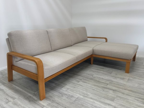 VÝPRODEJ: Rohová sedací souprava s dřevěnými područkami KOLDING