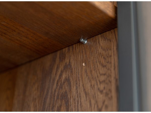 Dubová vitrína LOFT s proskleným čelem, tabák