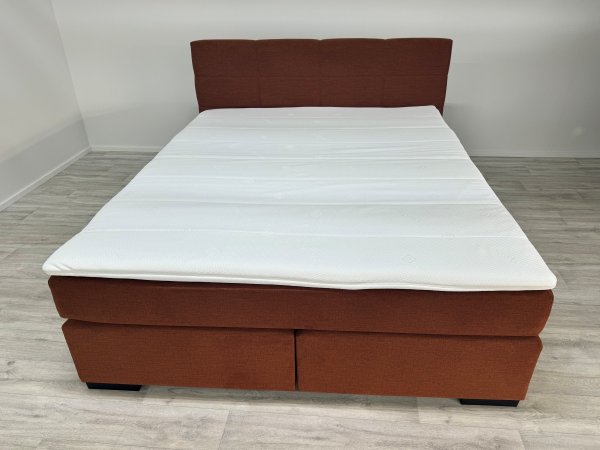 Čalouněná postel BEAST 160x200 včetně topperu, látka Campsbay Cognac