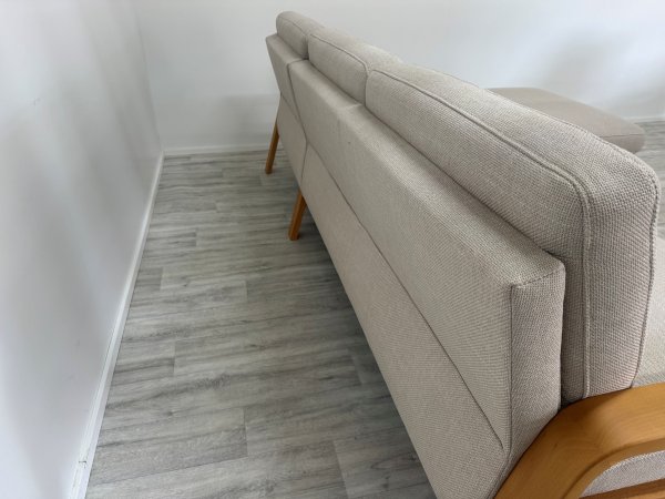 VÝPRODEJ: Rohová sedací souprava s dřevěnými područkami KOLDING