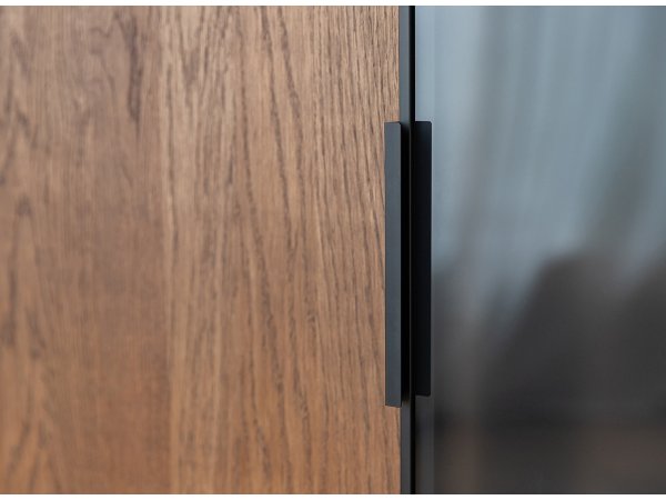 Dubová komoda LOFT s barem a proskleným čelem, tabák