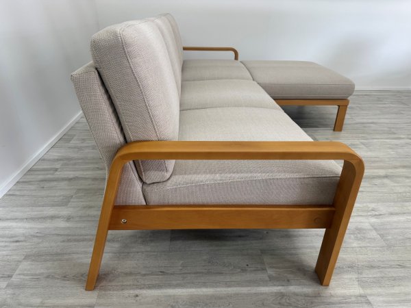 VÝPRODEJ: Rohová sedací souprava s dřevěnými područkami KOLDING