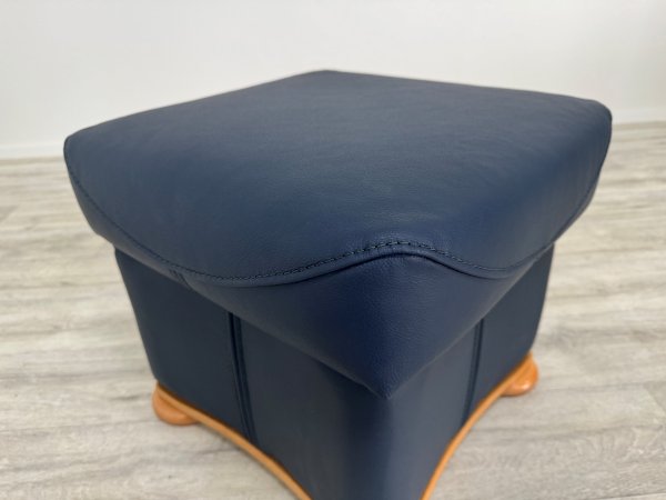 Kožený taburet 3 s úložným prostorem