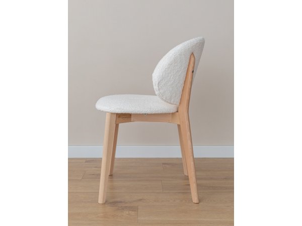 Krémová čalouněná židle s dřevěnými nohami CORA