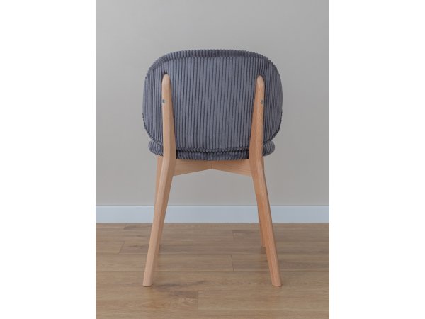 Šedá čalouněná židle s dřevěnými nohami CORA