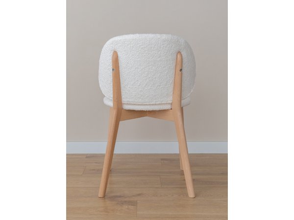 Krémová čalouněná židle s dřevěnými nohami CORA