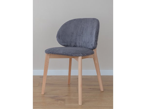 Šedá čalouněná židle s dřevěnými nohami CORA