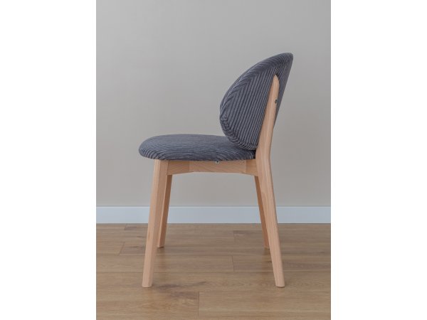 Šedá čalouněná židle s dřevěnými nohami CORA