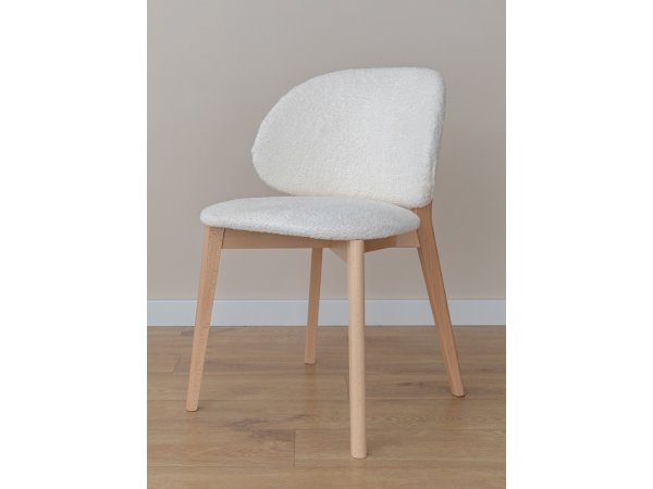 Krémová čalouněná židle s dřevěnými nohami CORA