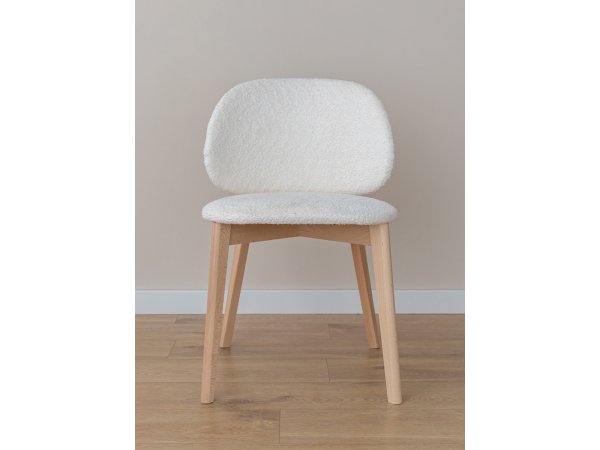 Krémová čalouněná židle s dřevěnými nohami CORA