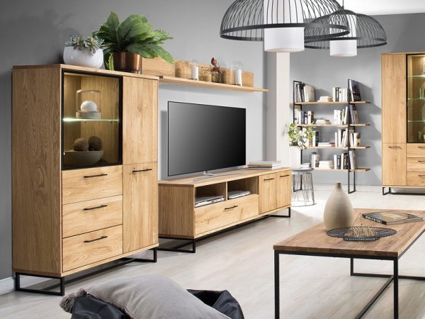 Detail černé kovové podstavy a dubového masivu u obývací stěny Lagos