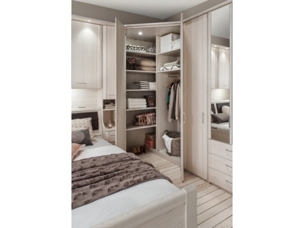 Moderní ložnice s nástavbou nad postelí LUXOR polární modřín