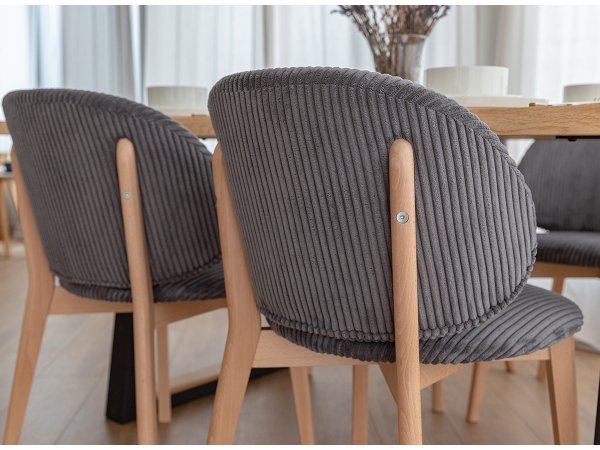 Šedá čalouněná židle s dřevěnými nohami CORA