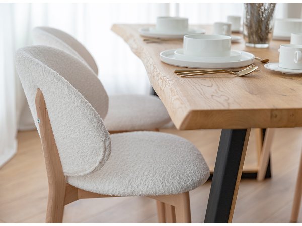 Krémová čalouněná židle s dřevěnými nohami CORA