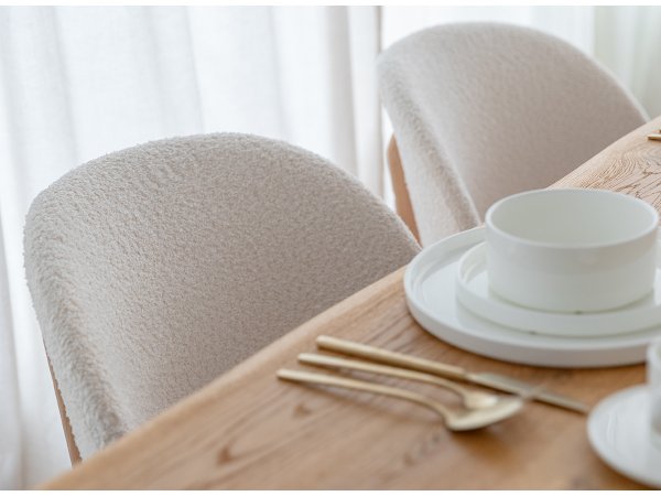 Krémová čalouněná židle s dřevěnými nohami CORA