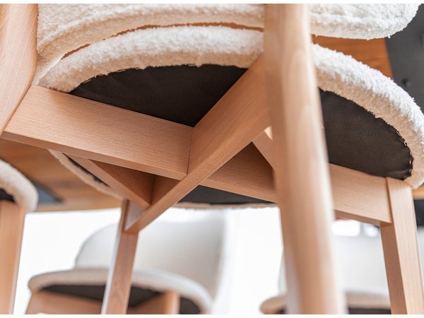 Krémová čalouněná židle s dřevěnými nohami CORA