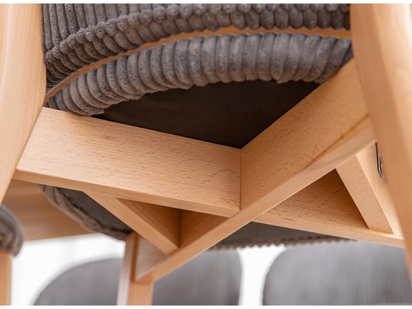 Šedá čalouněná židle s dřevěnými nohami CORA