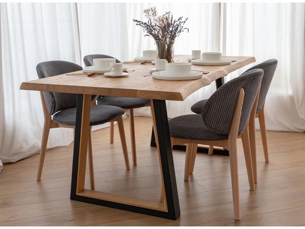 Šedá čalouněná židle s dřevěnými nohami CORA