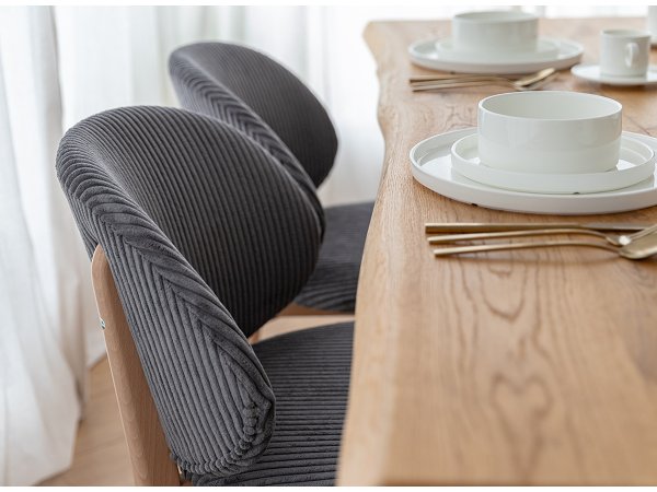 Šedá čalouněná židle s dřevěnými nohami CORA