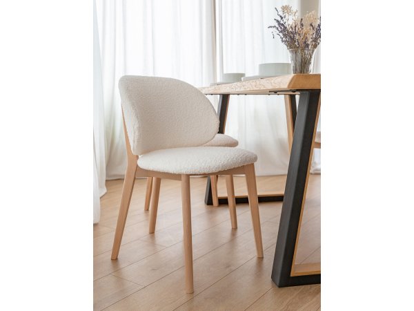Krémová čalouněná židle s dřevěnými nohami CORA