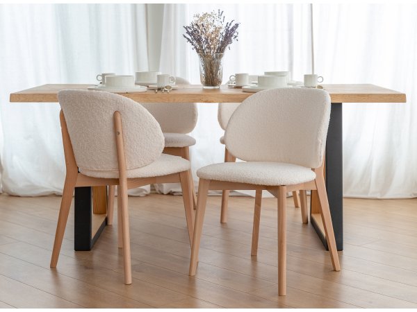 Krémová čalouněná židle s dřevěnými nohami CORA