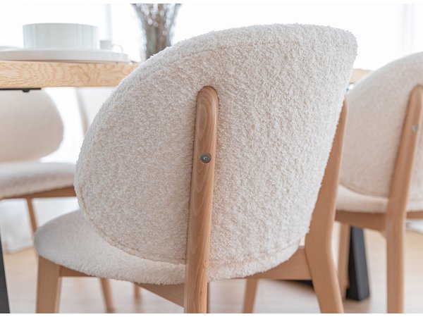 Krémová čalouněná židle s dřevěnými nohami CORA