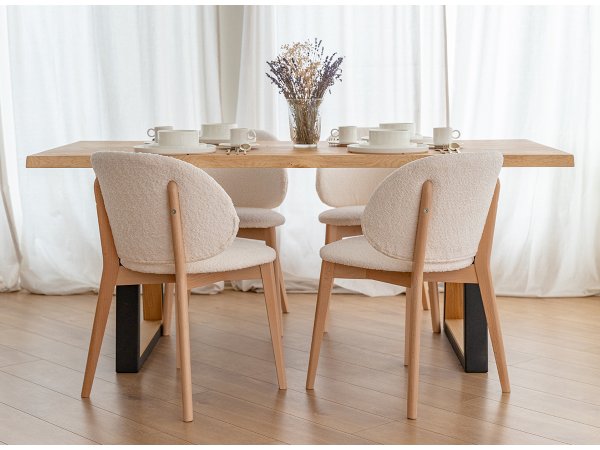 Krémová čalouněná židle s dřevěnými nohami CORA