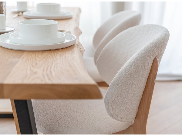 Krémová čalouněná židle s dřevěnými nohami CORA