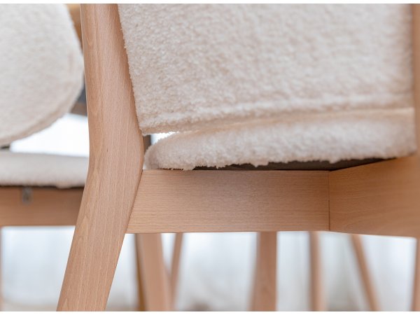 Krémová čalouněná židle s dřevěnými nohami CORA