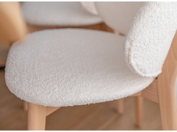 Krémová čalouněná židle s dřevěnými nohami CORA