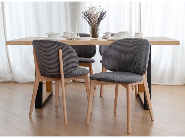 Šedá čalouněná židle s dřevěnými nohami CORA