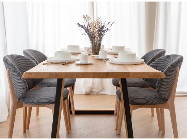 Šedá čalouněná židle s dřevěnými nohami CORA