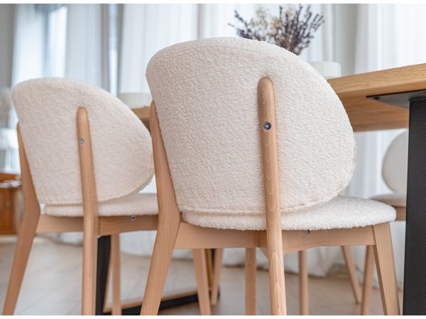 Krémová čalouněná židle s dřevěnými nohami CORA