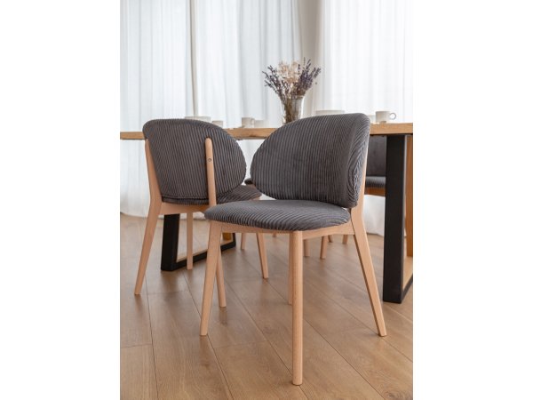 Šedá čalouněná židle s dřevěnými nohami CORA